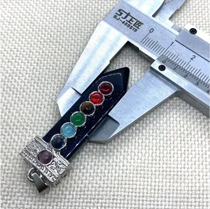 Makroaufnahme von blauem Goldfluss-Prisma-Anhänger mit 7 Chakra-Steinen und Metallöse