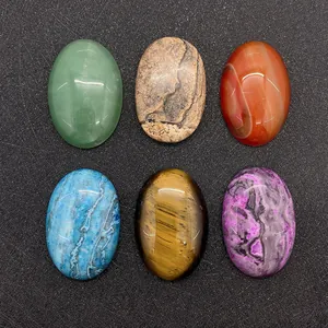 Détail de cabochons ovales en pierre naturelle 20x30mm incluant œil de tigre et agate polie