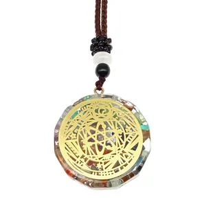 Vue détaillée du pendentif rond en résine avec pierres de cristal et totem en métal doré