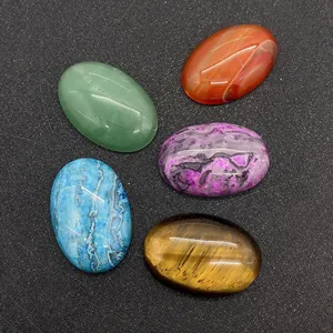 Gros plan de cinq pierres naturelles ovales polies comme l'œil de tigre pour bijoux DIY