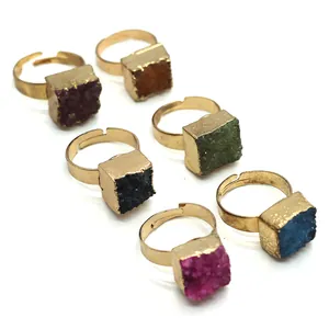 Set di 6 anelli dorati regolabili con pietre di cristallo druzy naturali quadrate e colorate