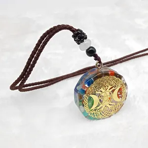 Collier avec pendentif en résine de cristaux naturels et cordon tressé de vie