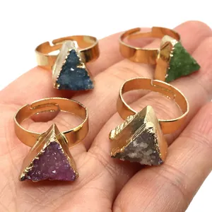 Set de cuatro anillos triangulares de piedra natural en varios colores con baño de oro