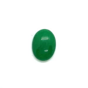 Dettaglio macro di un cabochon ovale in opale verde con superficie liscia lucida