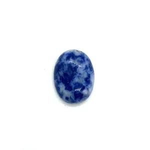 Dettaglio di cabochon ovale in sodalite con trama screziata bianca e blu
