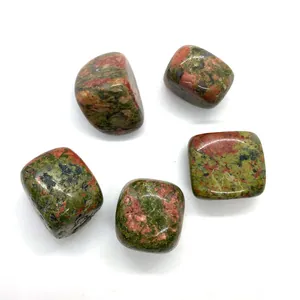 Cinque pietre burattate naturali di unakite con motivi minerali verdi e rosa