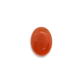 Macro di cabochon ovale in corniola rossa con superficie inferiore piana liscia lucida