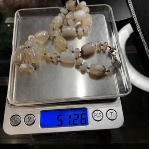 Λεπτομερής προβολή που δείχνει το βάρος 51,26 g του κυλινδρικού περιδέραιου αχάτη