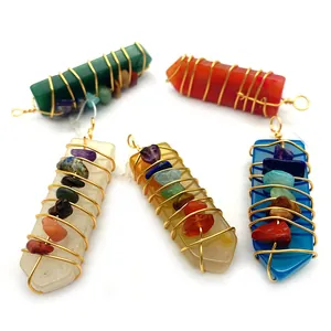 Pendentif prisme hexagonal en œil de tigre naturel avec fil doré et pierres d'accent colorées