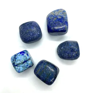 Pietre naturali di lapislazzuli blu lucido con pagliuzze dorate su sfondo bianco
