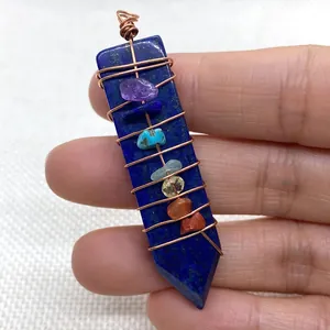Detalle del colgante de 7 chakras hecho a mano envuelto en alambre de piedra lapislázuli
