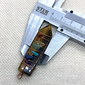 Colgante de cristal ojo de tigre medido con calibre mostrando 38mm de largo y hilo de cobre