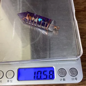 Medición del peso de 10,58g del colgante de cristal lapislázuli en báscula digital