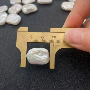 Natürliche Barock-Süßwasserperlen DIY-Perlen mit 15mm Größenmessung auf dunklem Hintergrund