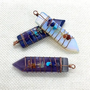 Colgantes de lapislázuli y opalo con alambre y piedras de chakra de colores vivos