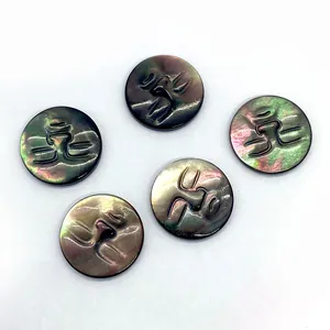 Makroaufnahme von 15mm schwarzen Muschel-Cabochons mit Sonnenmond-Relief und Glanz