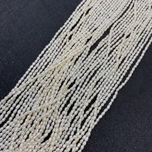 Makro-Detail von natürlichen weißen Reisform-Süßwasserperlensträngen für DIY-Schmuck