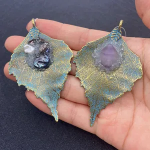 Blattförmiger Legierungsanhänger im Vintage-Stil mit eingelegtem violettem Amethyst-Kristall