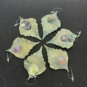 Set aus sechs blattförmigen Zinklegierungs-Anhängern mit natürlichen Kristallen und Patina