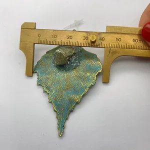 Detail eines blattförmigen Kristallanhängers mit Messschieber zeigt 45mm Breite