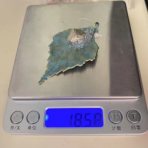 Blattanhänger aus Legierung mit Vintage-Patina und Kristallinlay, Gewicht 18,58g
