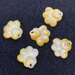 Details von fünf Katzenpfoten-Anhängern aus Muschel mit Perlglanz für DIY-Schmuckzubehör