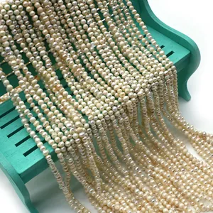Vista macro di fili di perle d'acqua dolce naturali 2-3mm per accessori per gioielli DIY