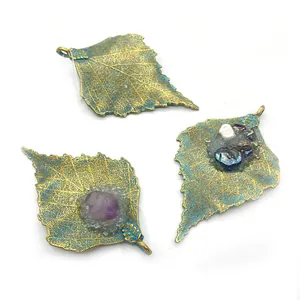 Dreiteiliges Set aus Zinklegierung Blattanhänger mit Naturkristall und Vintage-Patina-Effekt