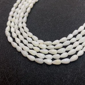 Nahaufnahme weißer Tropfenperlen aus Naturmuscheln 5x8mm für DIY-Schmuckherstellung