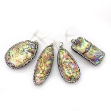 Dettaglio di ciondoli geometrici in conchiglia abalone con bordo in strass argento