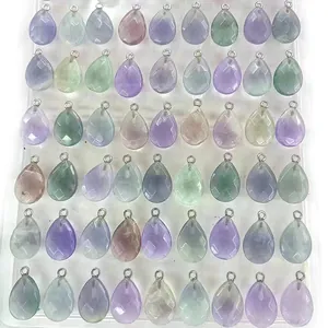 Vue détaillée de pendentifs gouttes en fluorite naturelle aux teintes violettes et vertes