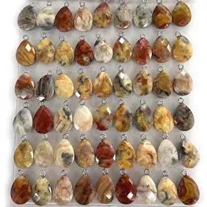 Présentation de pendentifs en pierre naturelle facettée en forme de goutte avec anneaux