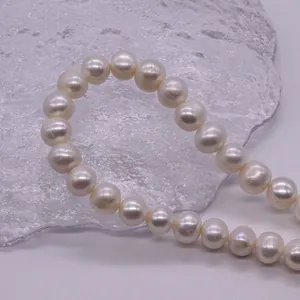 Dettaglio macro di perle naturali d'acqua dolce bianche lucide su base di vetro