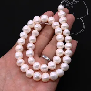 Dettaglio di perle naturali d'acqua dolce bianche lucide per creazioni DIY