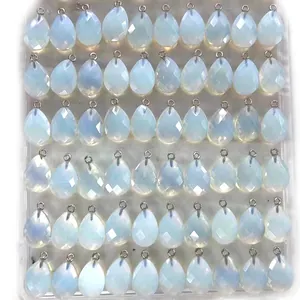 Détail de 60 pendentifs opale en forme de poire avec fermoirs argentés dans une boîte