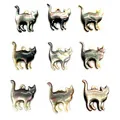 Makroansicht von Katzenanhängern aus Muschel mit Perlglanz und Bohrung für DIY-Schmuck
