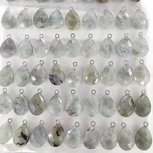 Détail macro de pendentifs en pierre de lune facettée en forme de goutte avec attaches