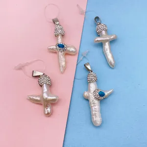 Ciondoli a croce in perla barocca con cappucci in argento diamantato e pietre blu