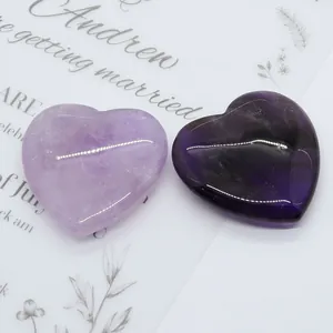 Pietre di ametista naturale a forma di cuore lucido con venature interne e bordi levigati