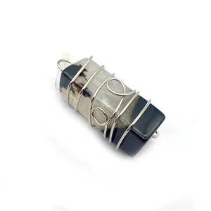 Dettaglio macro del ciondolo rettangolare in agata con filo metallico avvolto a mano