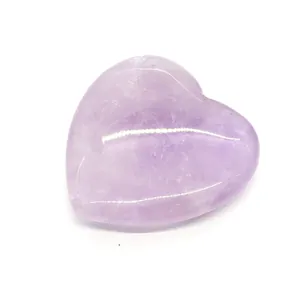 Pietra di ametista naturale a forma di cuore lucidata con trama trasparente e venature