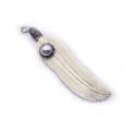 Makroaufnahme von Federanhänger aus Silber mit grauer Perle für DIY-Schmuckdesign