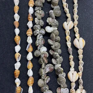 Detailansicht von fünf natürlichen Muschelsträngen in Elfenbein und Braun für DIY-Schmuck