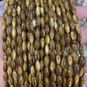 Gros plan de perles de nacre naturelles en forme de riz aux reflets jaune-brun