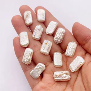 Natürliche Barock-Süßwasserperlen in Rechteckform für DIY-Schmuck in der Hand