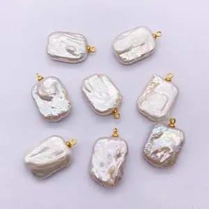 Makro-Detail von acht Barockperlen mit goldenen Ringen für DIY-Schmuckherstellung