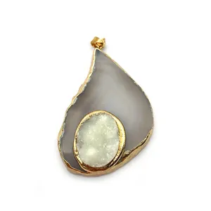 Makroaufnahme von Achat-Anhänger mit weißem Druzy-Stein und edler Goldbeschichtung