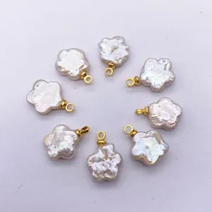 Set di sette ciondoli in perle d'acqua dolce barocche a forma di fiore con anelli