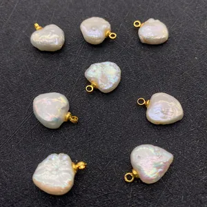 Détail de huit pendentifs en perles baroques naturelles en forme de cœur avec boucles
