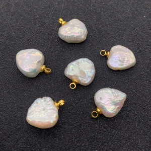 Macro de six pendentifs en perles d'eau douce baroques en forme de cœur avec anneaux